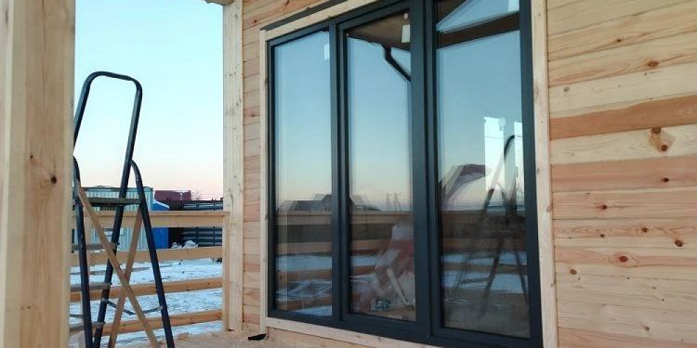 Установка обсады и панорамного ПВХ-окна VEKA 3,2×2,44 м в доме из профилированного бруса естественной влажности. ШУВОЕ
